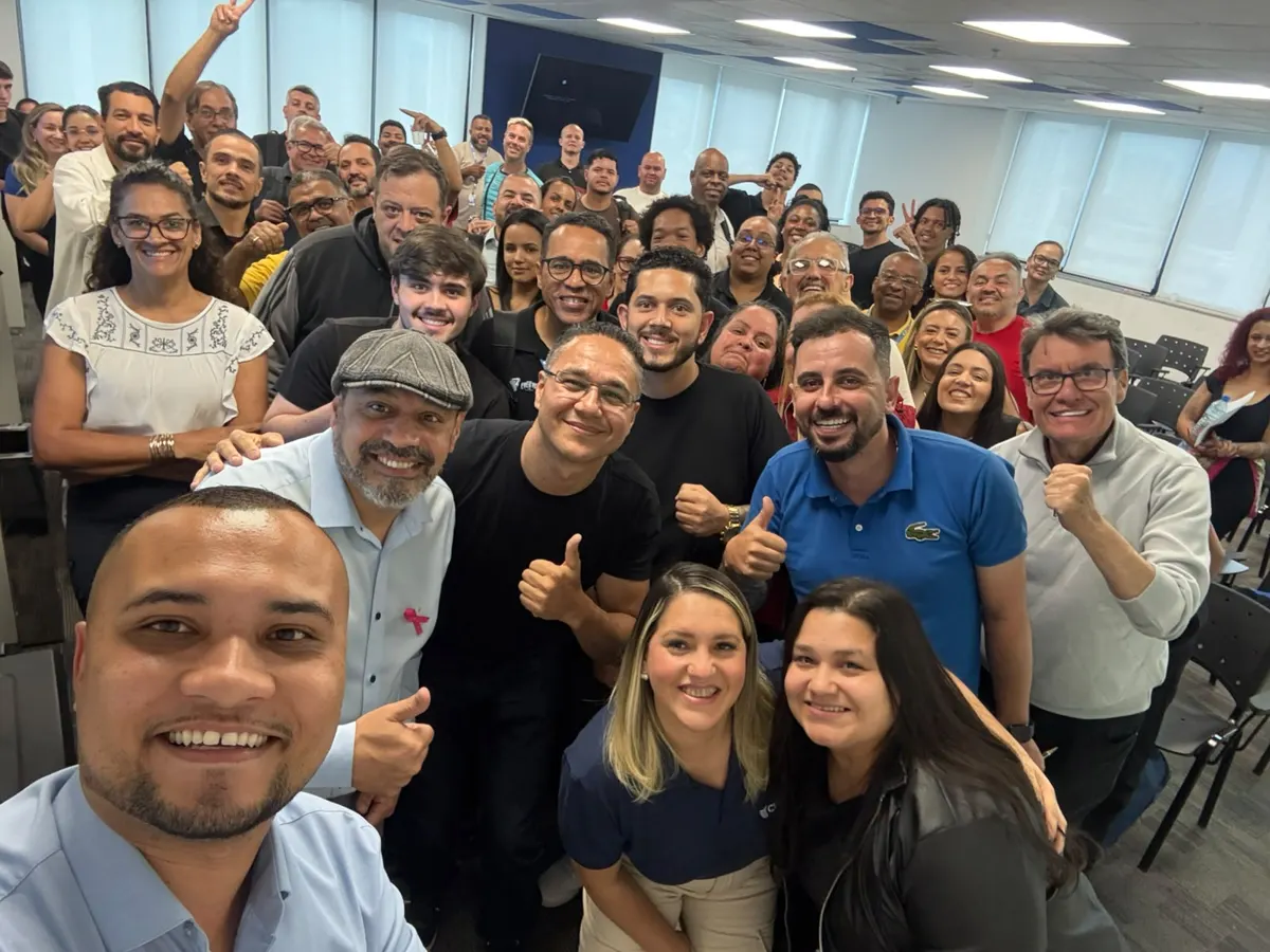 Ricardo com o time lotado em dia de treinamento